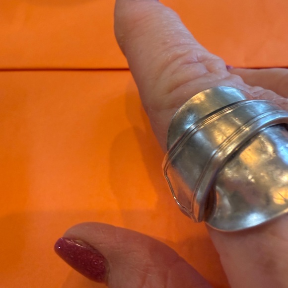 Elegant Silver Women's Ring - Picture 3 of 9